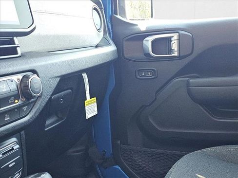 New 2025 Jeep Gladiator Sport image 16