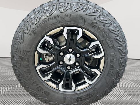 Used 2023 Chevrolet Silverado 1500 ZR2 image 30