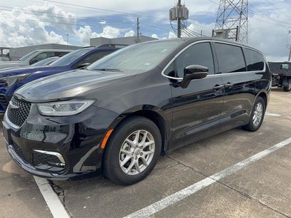 Used 2025 Chrysler Pacifica Select