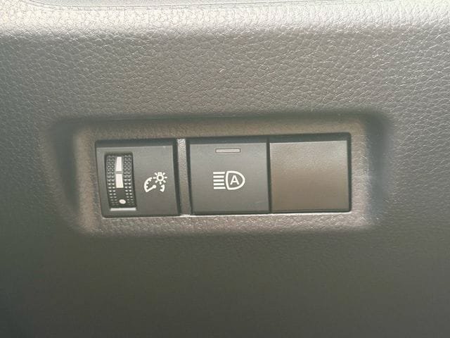 Used 2025 Toyota RAV4 XLE AWD/4WD image 31