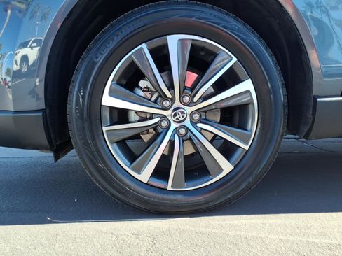 Used 2021 Toyota Venza LE w/ Carpet Mat Package (TMS) image 13