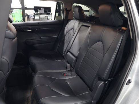 Used 2024 Toyota Highlander XLE FWD image 35