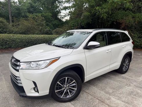 Used 2017 Toyota Highlander XLE FWD image 3