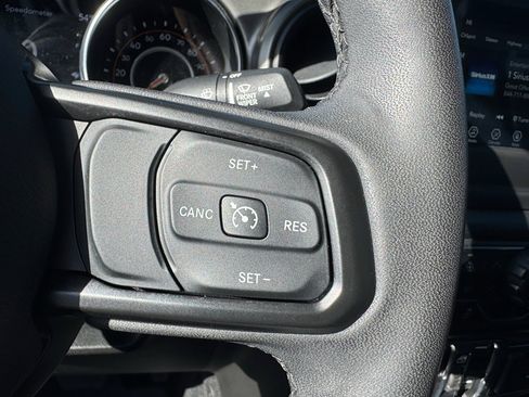 Used 2023 Jeep Gladiator Sport image 15