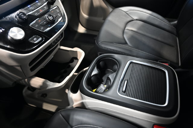 Used 2024 Chrysler Pacifica Touring-L FWD image 19