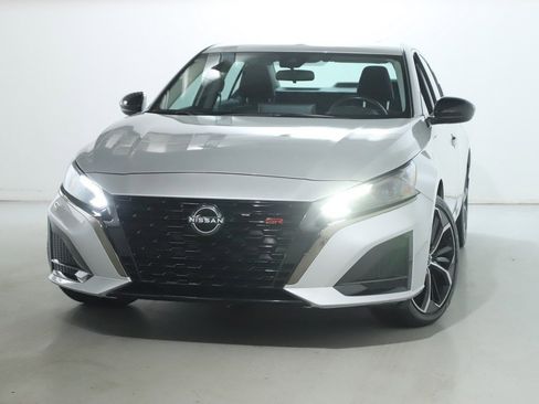 Used 2024 Nissan Altima 2.5 SR w/ SR Premium Package image 3