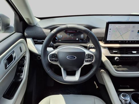 Used 2025 Ford Explorer Active w/ Active Comfort Package image 8