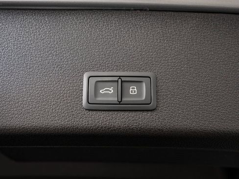 Used 2022 Audi e-tron Premium w/ Convenience Plus Package image 22