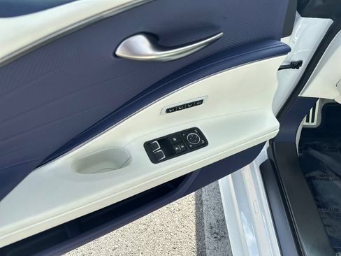 Used 2024 Lexus LC 500 Convertible RWD image 16