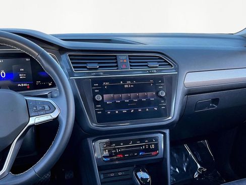 Used 2022 Volkswagen Tiguan SE image 9