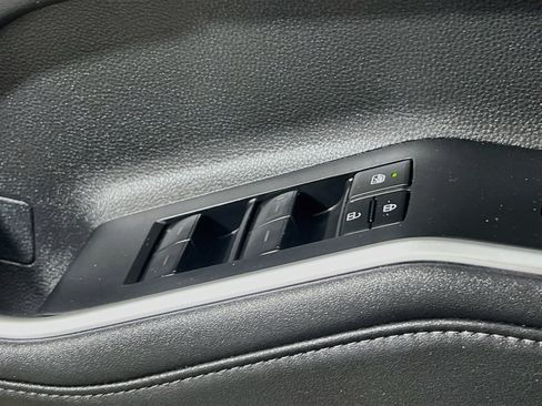 Used 2024 Toyota Highlander XLE FWD image 17