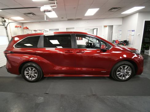 Used 2021 Toyota Sienna LE FWD image 8