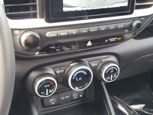 Certified 2025 Hyundai Venue Limited FWD image 20