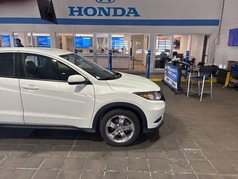 Used 2017 Honda HR-V LX image 10