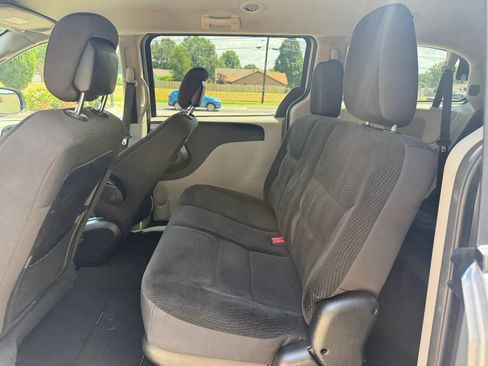 Used 2019 Dodge Grand Caravan SE FWD image 16