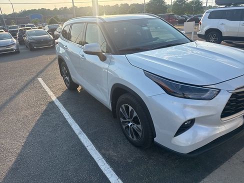 Used 2022 Toyota Highlander XLE AWD/4WD image 3