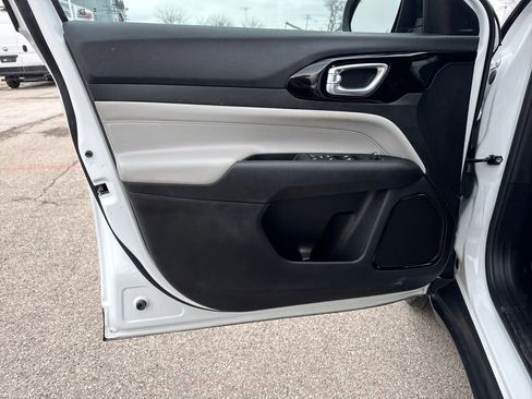 Used 2023 Jeep Compass Limited image 12