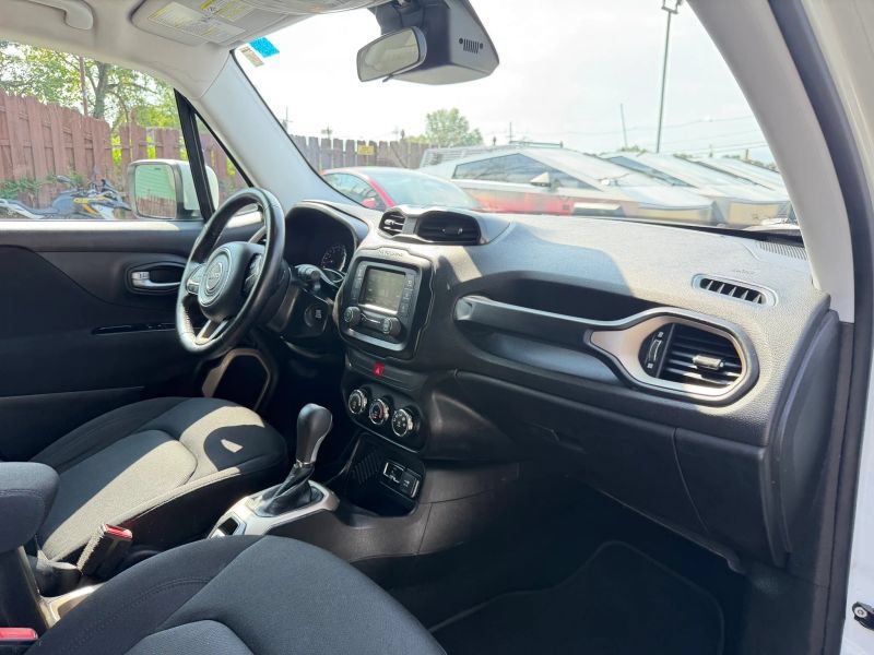 Used 2017 Jeep Renegade Latitude FWD image 30
