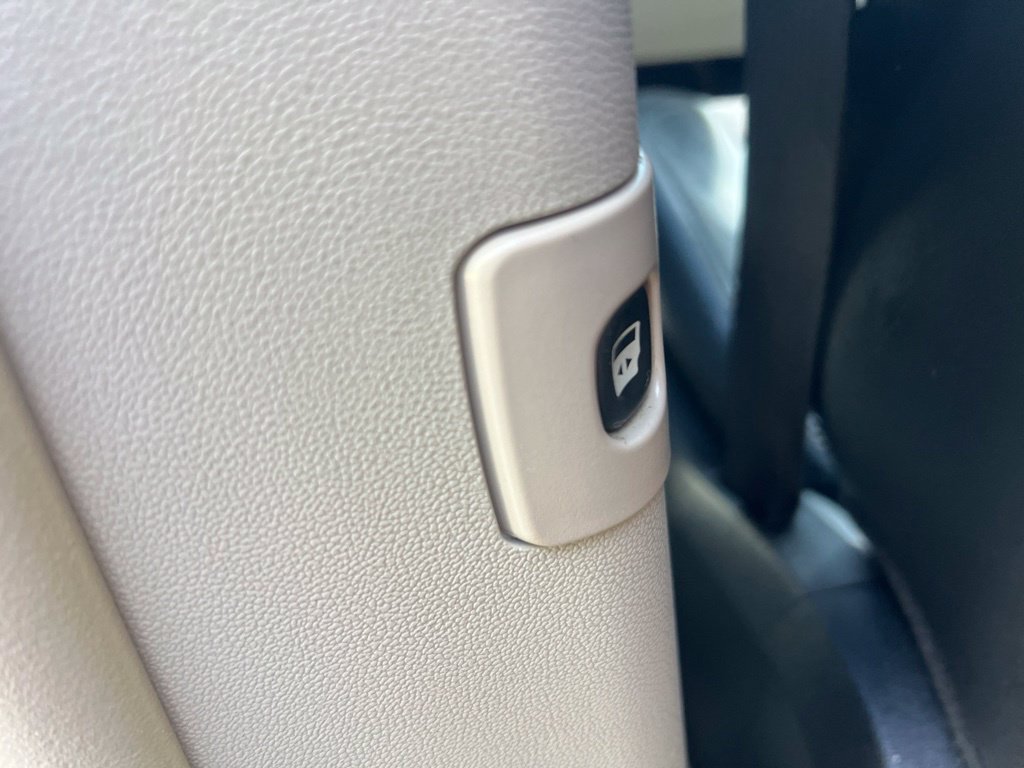 Used 2014 Chrysler Town & Country Touring-L FWD image 38