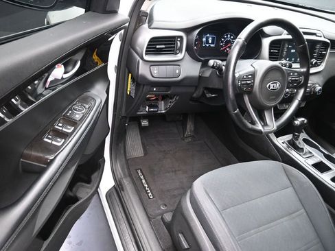 Used 2017 Kia Sorento LX w/ LX Convenience Package image 12