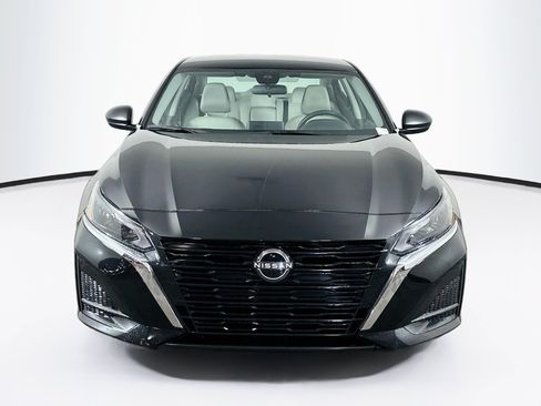 Used 2025 Nissan Altima 2.5 SV FWD image 2