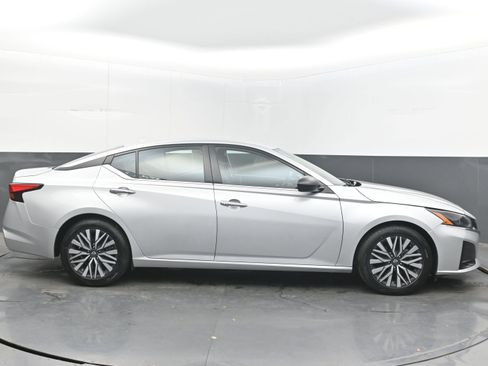 Used 2024 Nissan Altima 2.5 SV FWD image 8