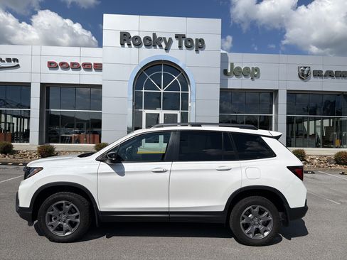 Used 2025 Honda Passport TrailSport image 1