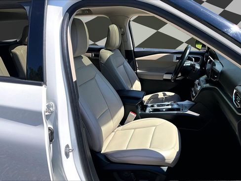 Certified 2022 Ford Explorer XLT w/ Equipment Group 202A AWD/4WD image 5
