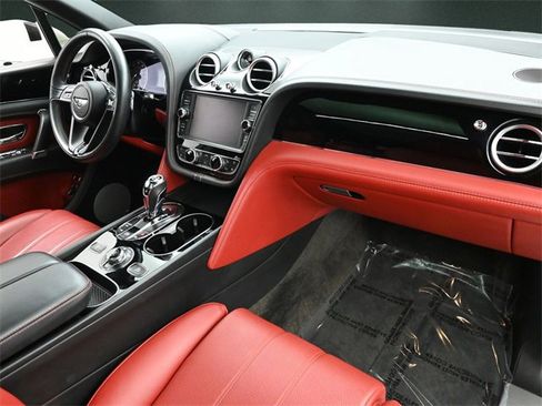 Used 2018 Bentley Bentayga image 22