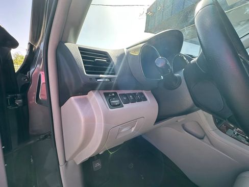 Used 2012 Toyota Highlander Limited w/ Tow Pkg FWD image 12