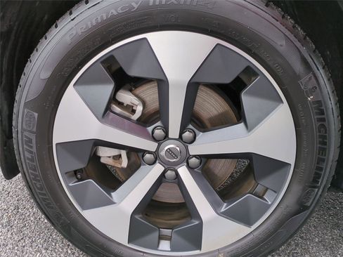 Used 2025 Volvo XC40 B5 Plus image 23