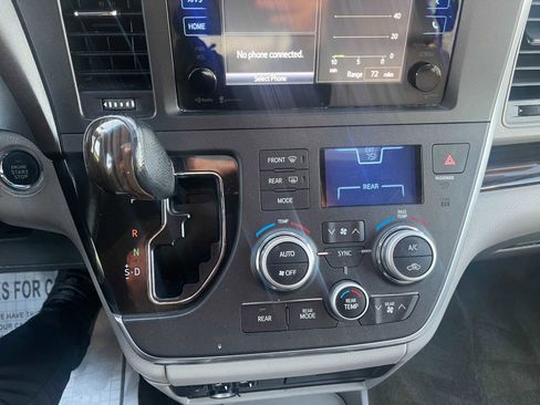 Used 2015 Toyota Sienna XLE image 27