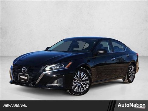 Used 2025 Nissan Altima 2.5 SV image 1