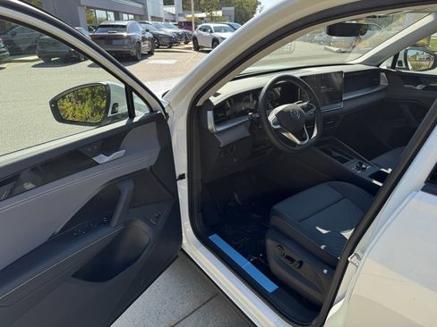 New 2025 Volkswagen Tiguan SE image 16
