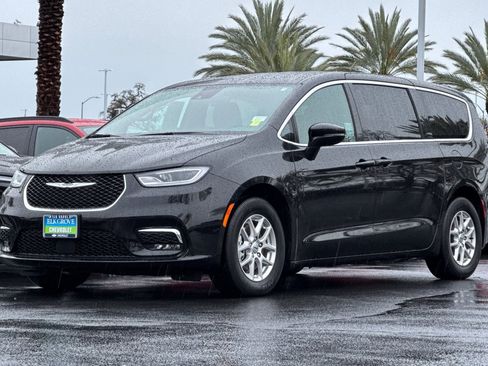 Used 2025 Chrysler Pacifica Select image 7