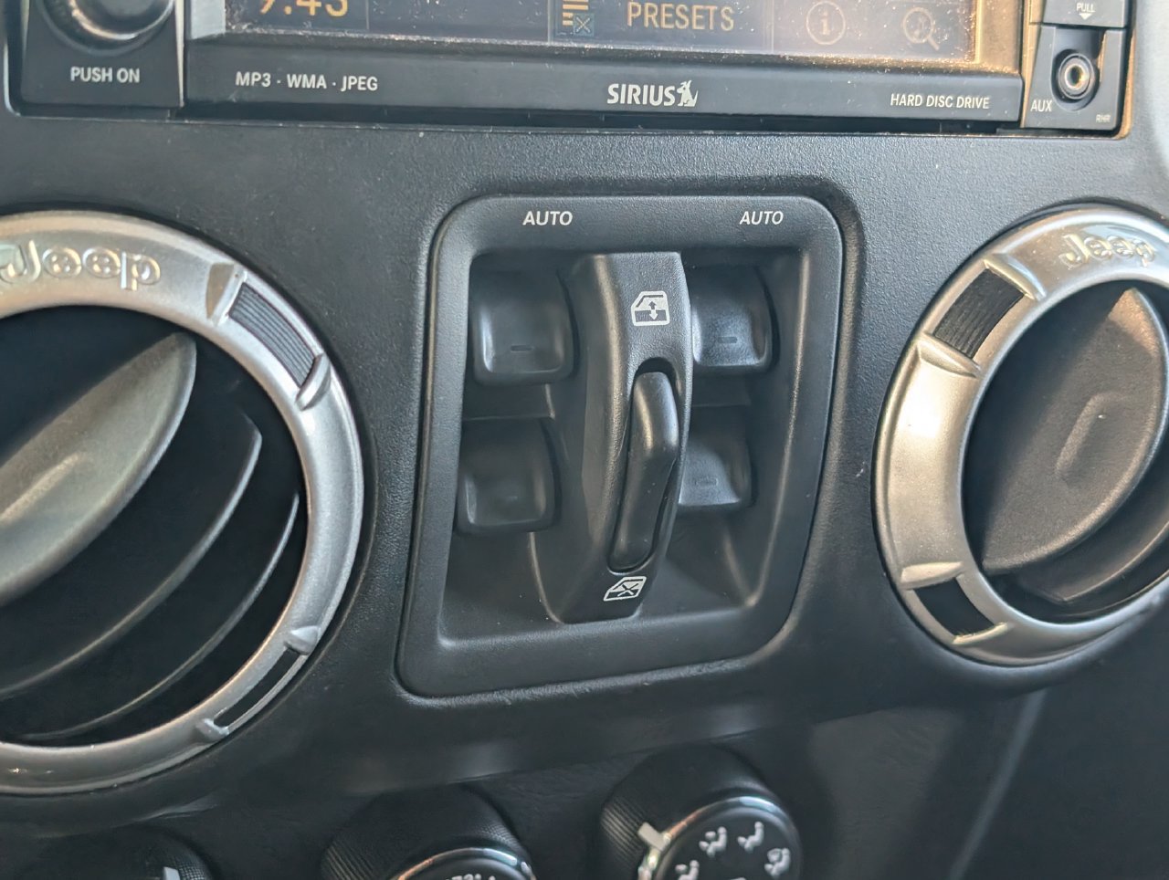 Used 2015 Jeep Wrangler Unlimited Rubicon AWD/4WD image 18