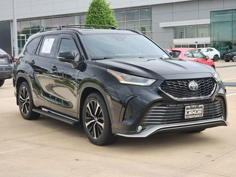 Used 2021 Toyota Highlander XSE FWD image 3