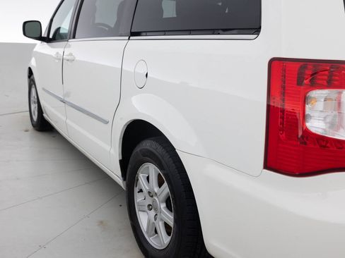 Used 2013 Chrysler Town & Country Touring image 13