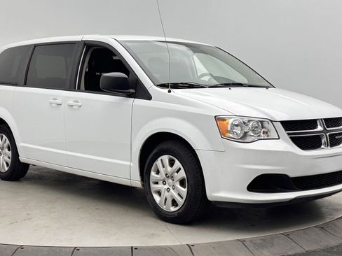 Used 2018 Dodge Grand Caravan SE image 3