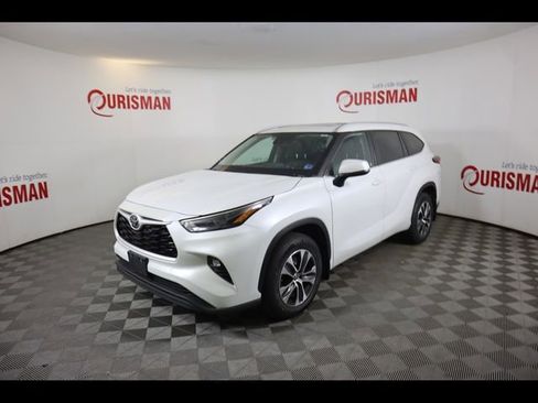 Used 2023 Toyota Highlander XLE AWD/4WD image 3