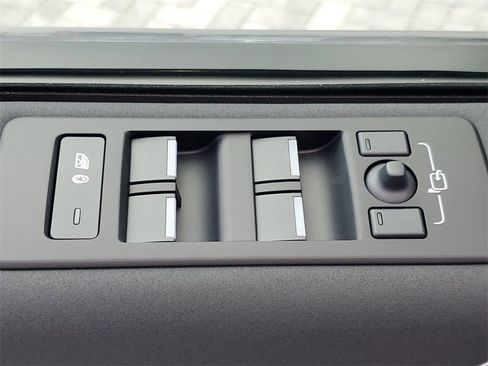 New 2025 Land Rover Discovery S image 24