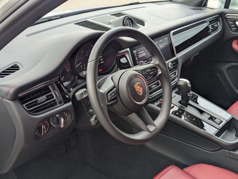 Used 2025 Porsche Macan image 4