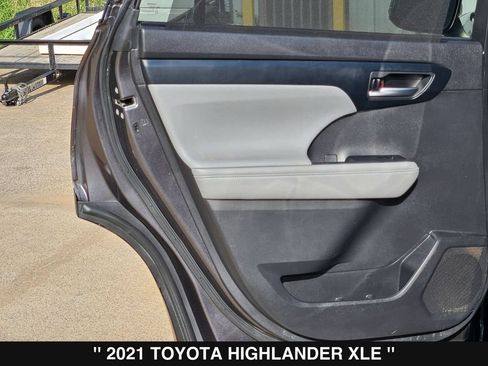 Used 2021 Toyota Highlander XLE AWD/4WD image 18