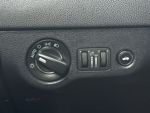 Used 2017 Chrysler 300 Limited image 24