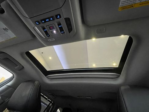Used 2022 Toyota Highlander XLE AWD/4WD image 17