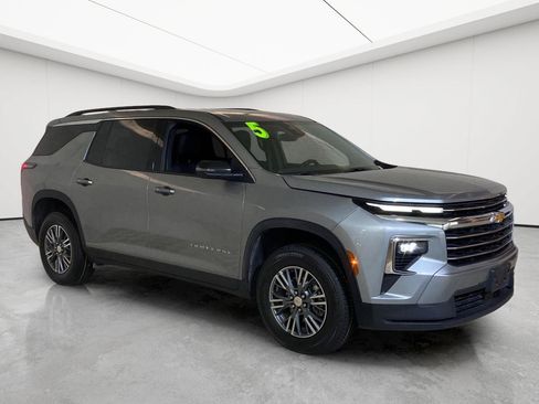 Used 2025 Chevrolet Traverse LT FWD image 9