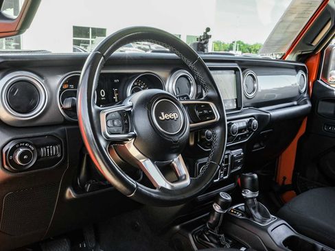 Used 2018 Jeep Wrangler Unlimited Sahara image 3