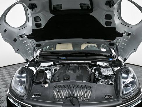 Certified 2025 Porsche Macan AWD image 33