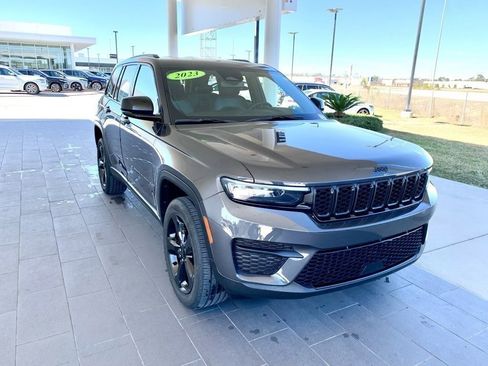 Used 2023 Jeep Grand Cherokee Altitude image 4