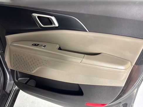 Used 2025 Kia Carnival FWD image 18